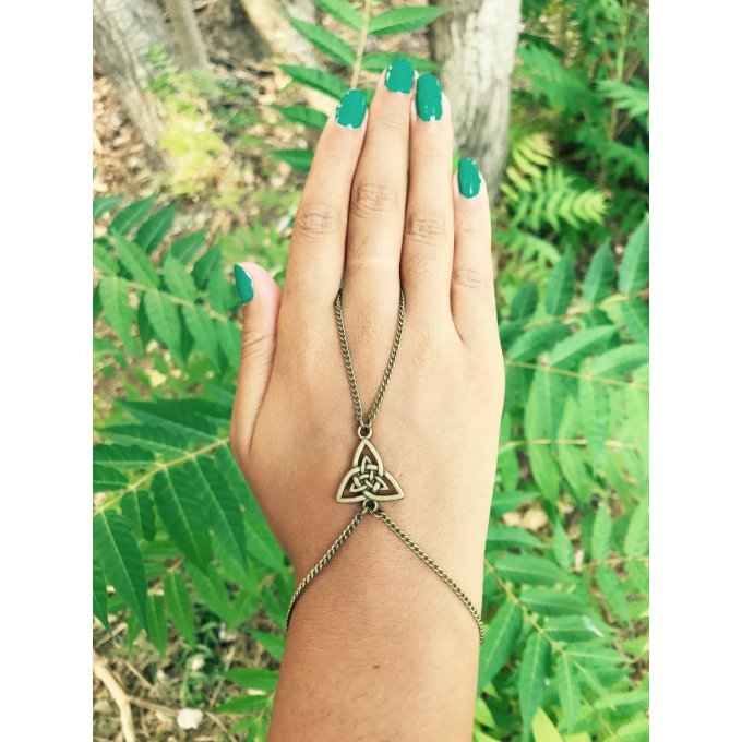 Bijou de main en laiton avec un triskel (symbole celtique)-Hand jewel