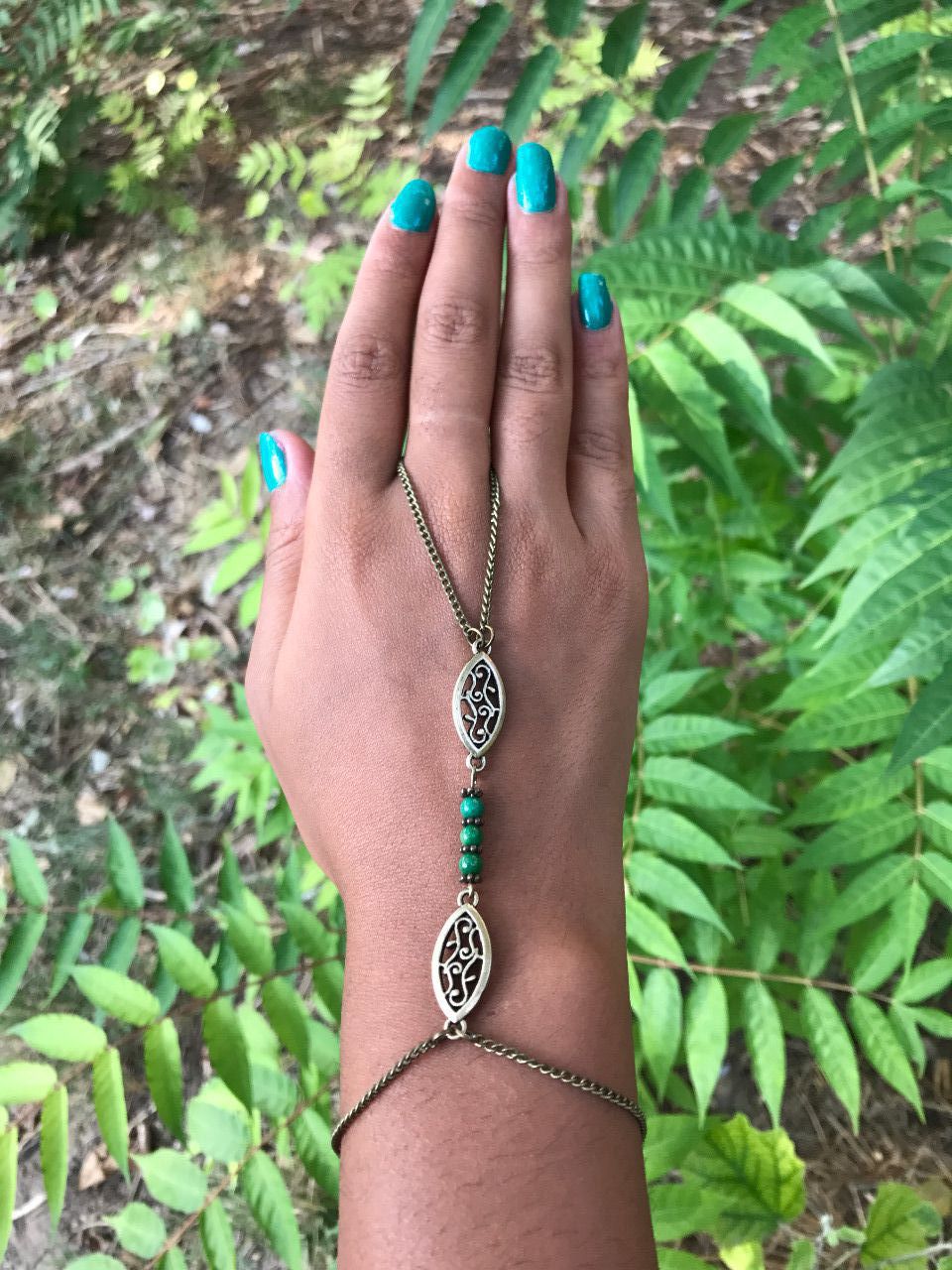 Bijou de main en laiton et Jade-Hand jewel with gemstone